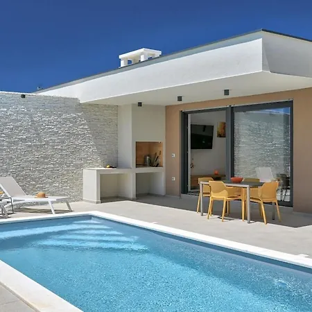 Solis With Heated Pool Liznjan