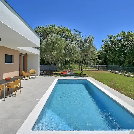 Solis With Heated Pool Villa *