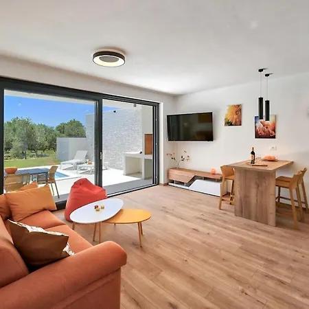 Solis With Heated Pool Villa