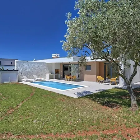 Solis With Heated Pool Villa *