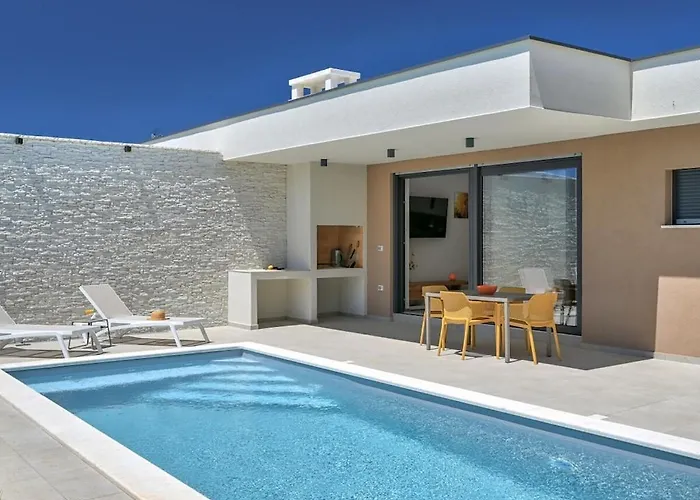 Solis With Heated Pool Ližnjan