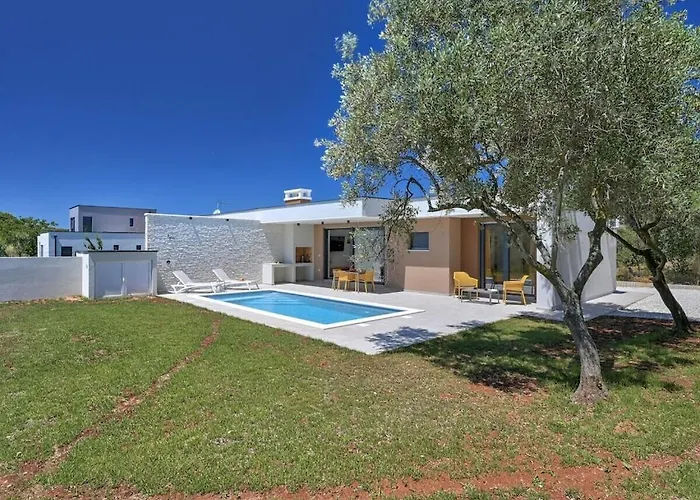 Solis With Heated Pool Villa *