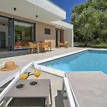 Solis With Heated Pool Ližnjan