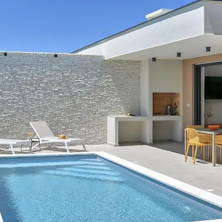 Solis With Heated Pool 别墅 Ližnjan