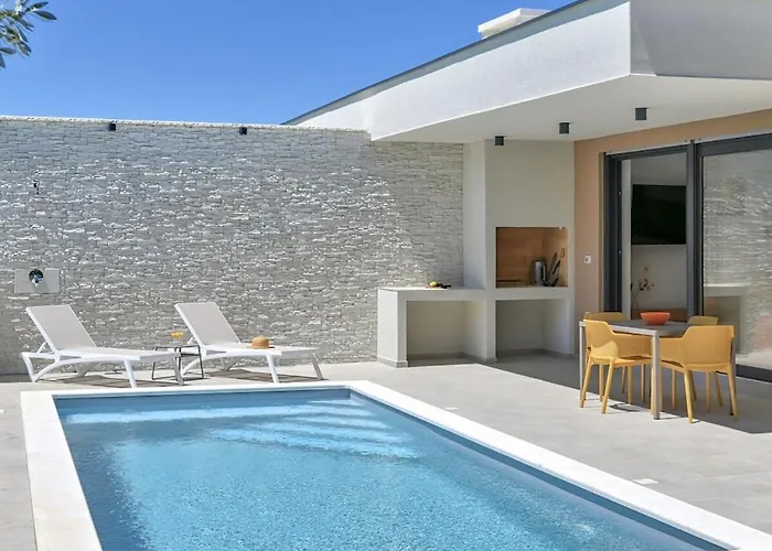 Solis With Heated Pool 빌라 Ližnjan